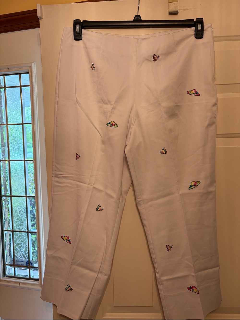 Embroidered Butterfly & Hat Light Pink Capri Pants